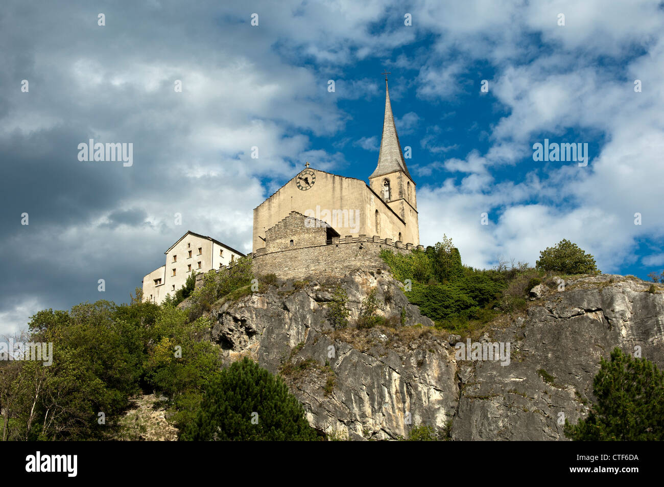 Eglise Saint Romanus et l'ancien presbytère, aujourd'hui bâtiment utilisé comme mueseum, Raron, Valais, Suisse Banque D'Images