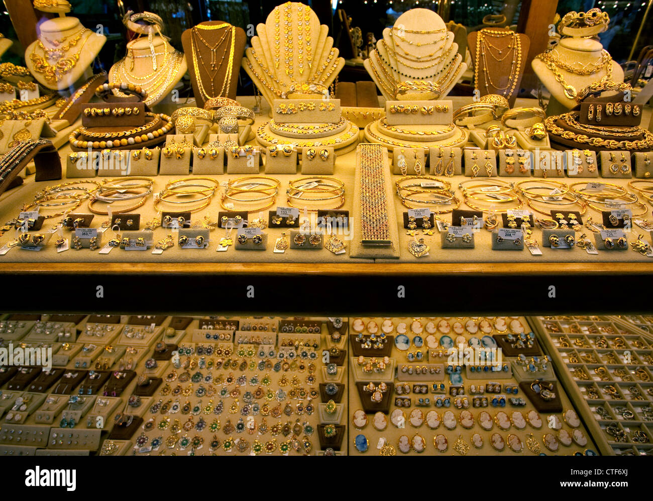 Bijoux en vitrine sur le Ponte Vecchio, Florence, Italie Photo Stock