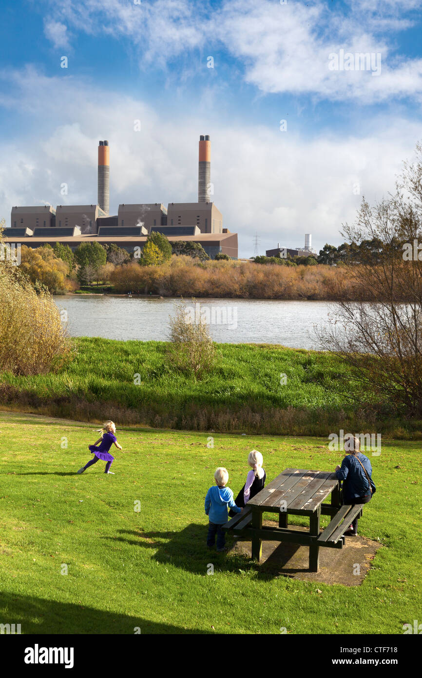 Mère et enfants jouant, Huntly Power Station, Nouvelle-Zélande 3 Banque D'Images