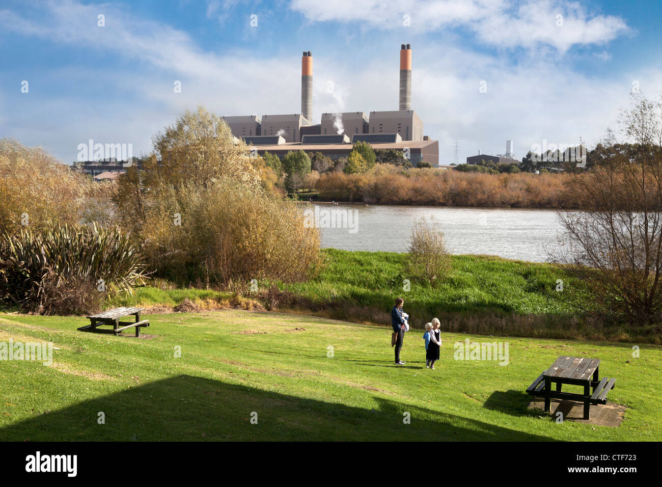 Mère et enfants jouant, Huntly Power Station, Nouvelle-Zélande 3 Banque D'Images
