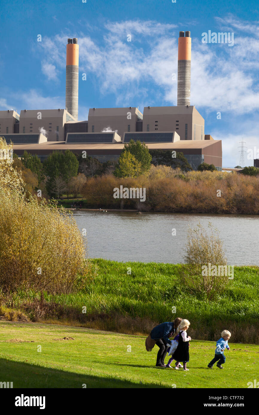 Mère et enfants jouant, Huntly Power Station, New Zealand Banque D'Images