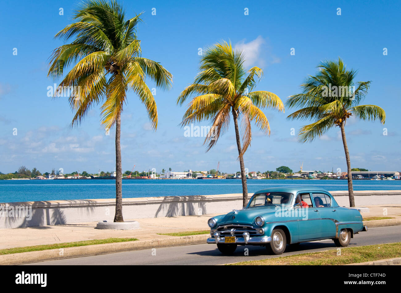 Vieille voiture américaine sur le Paseo El Prado, Cienfuegos, Cuba Banque D'Images