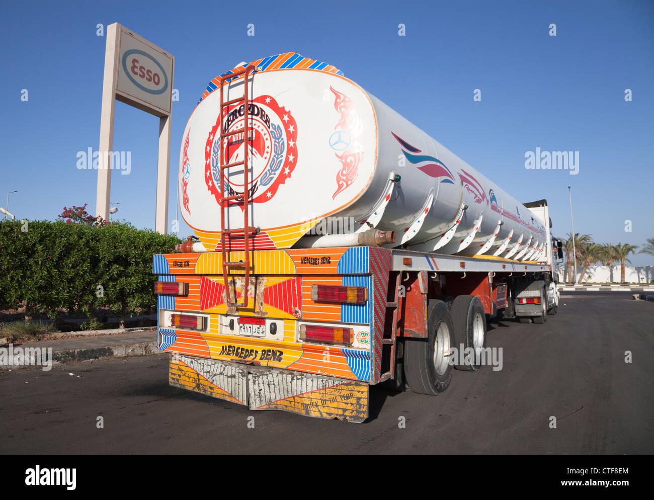 Mercedes égyptien camion-citerne de carburant chez Esso station dahab Egypte Banque D'Images