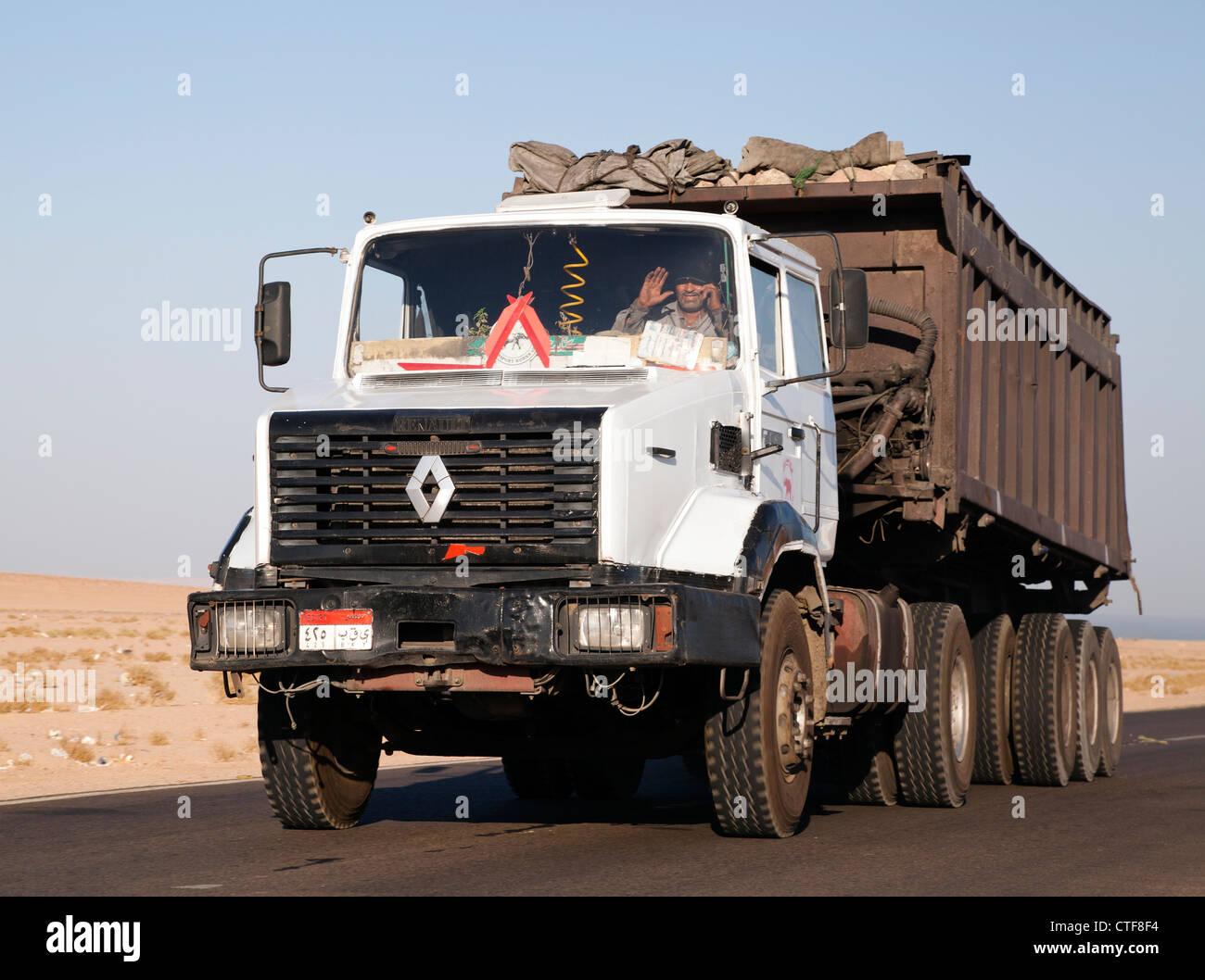 La vitesse des camions renault égyptien si le désert du Sinaï Banque D'Images