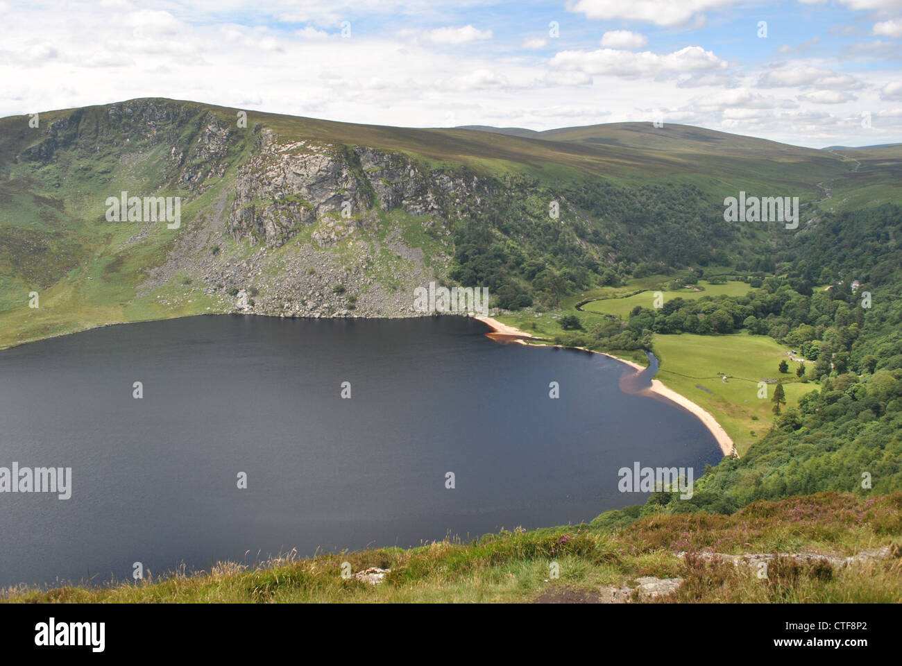 Regardant vers le bas sur le Lough Tay, dans les collines de Wicklow en Irlande Banque D'Images