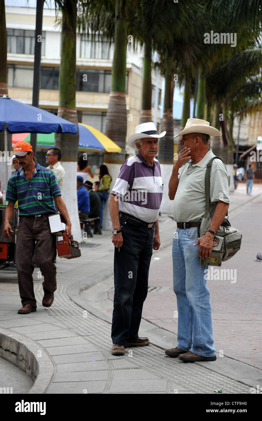 Pris sa retraite colombiens rencontrez dans la Plaza Mayor de la ville de Fusagasuga, Colombie. Banque D'Images