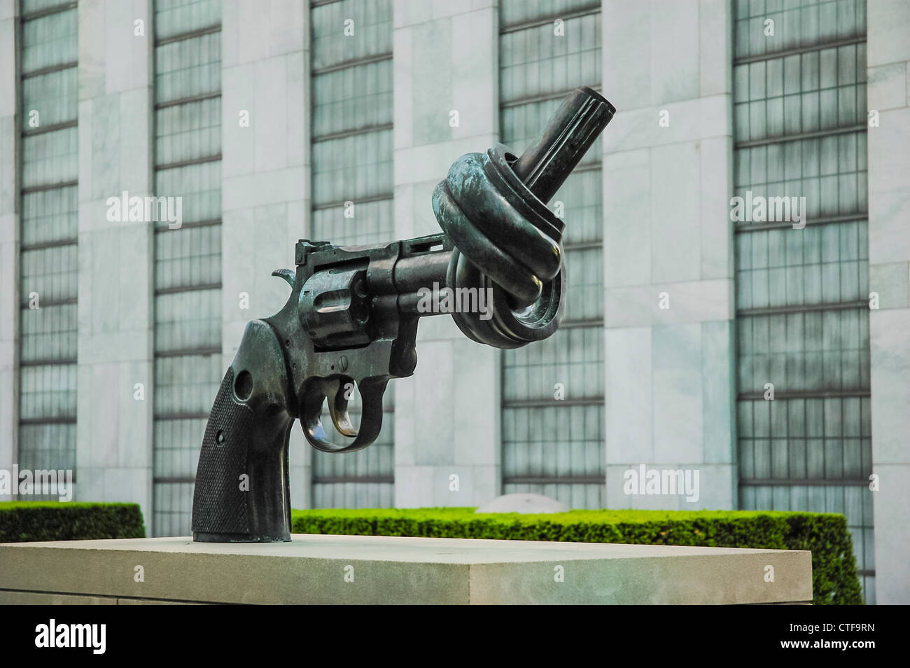 Monument de la paix en face de bâtiment de l'ONU à New York City, USA Banque D'Images