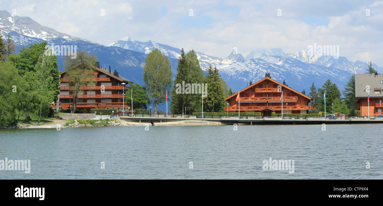 Chalet suisse, Long Lake et montagnes des Alpes en été, Crans Montana, Suisse Banque D'Images