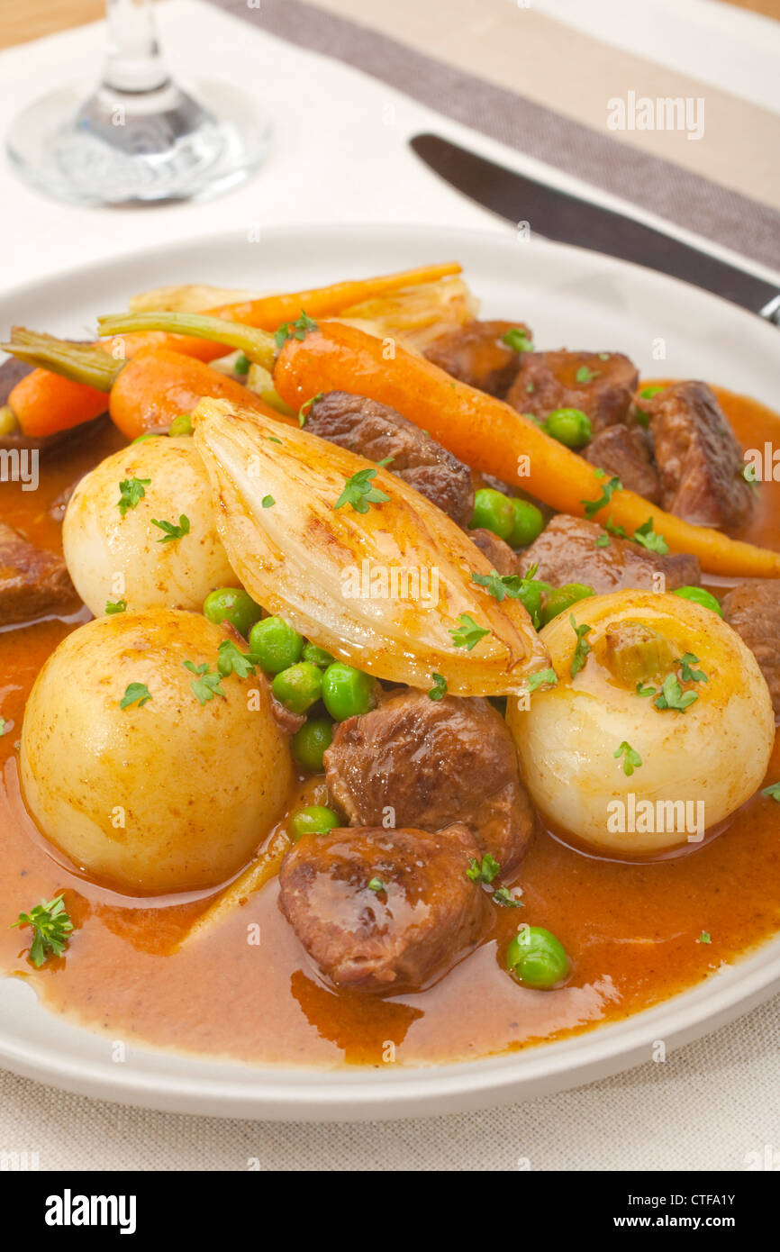 Un plat français, navarin d'agneau est un ragoût d'agneau avec des légumes-racines, souvent servi à Pâques. Banque D'Images