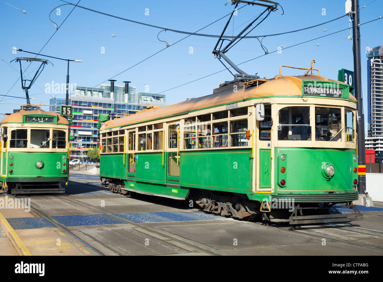 Vieux trams verts dans les Docklands de Melbourne. Banque D'Images