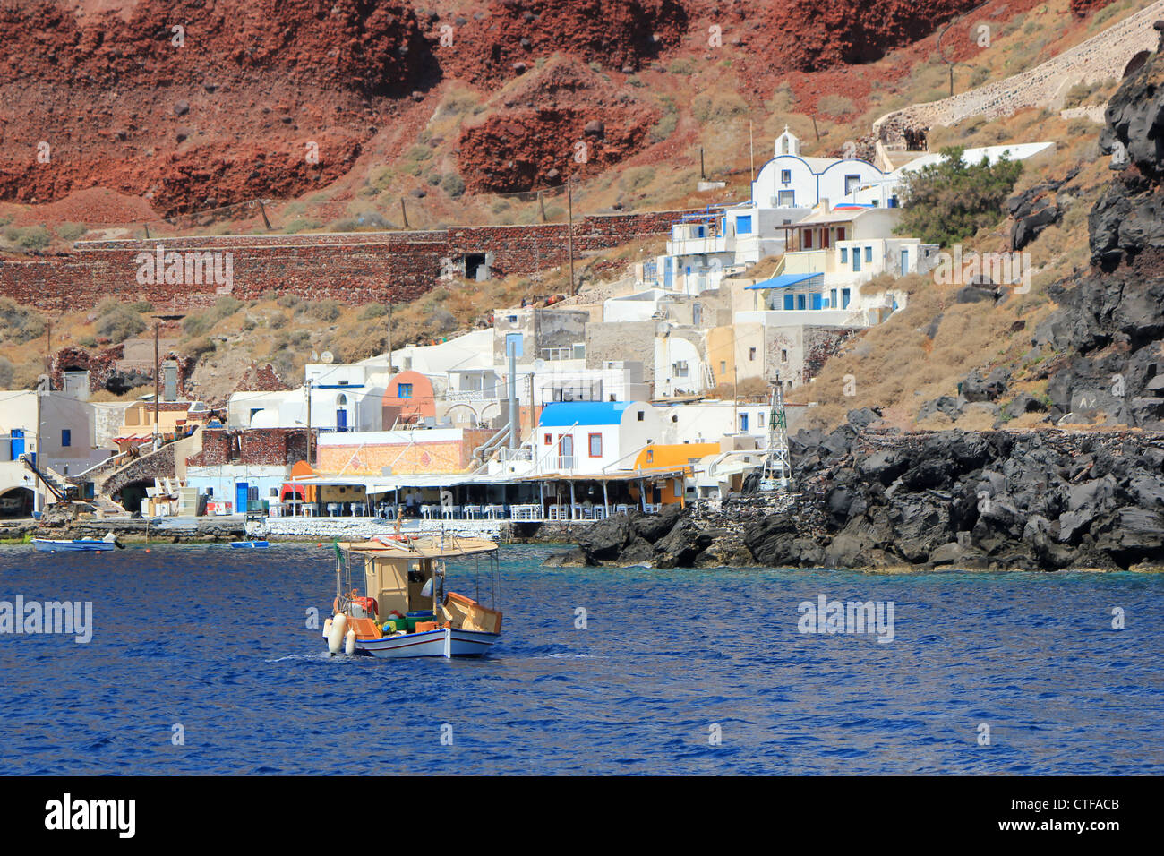 Vue sur le port avec un bateau de Thirassia, Santorini, Grèce Banque D'Images