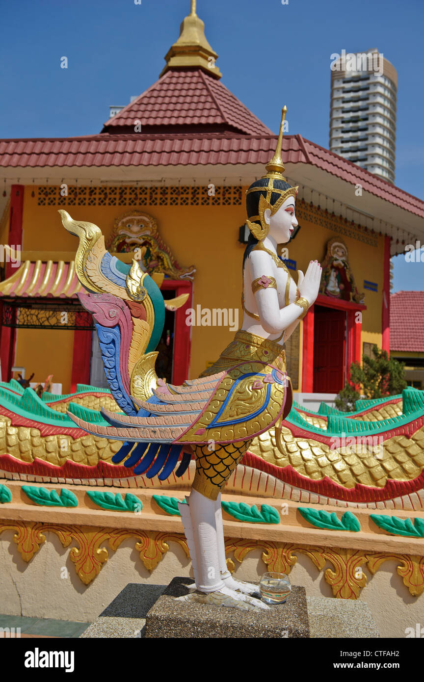 Et la moitié des femmes colorées, Wat Chayamangkalaram oiseau statue Temple bouddhiste thaï, Georgetown, Penang, Malaisie. Banque D'Images