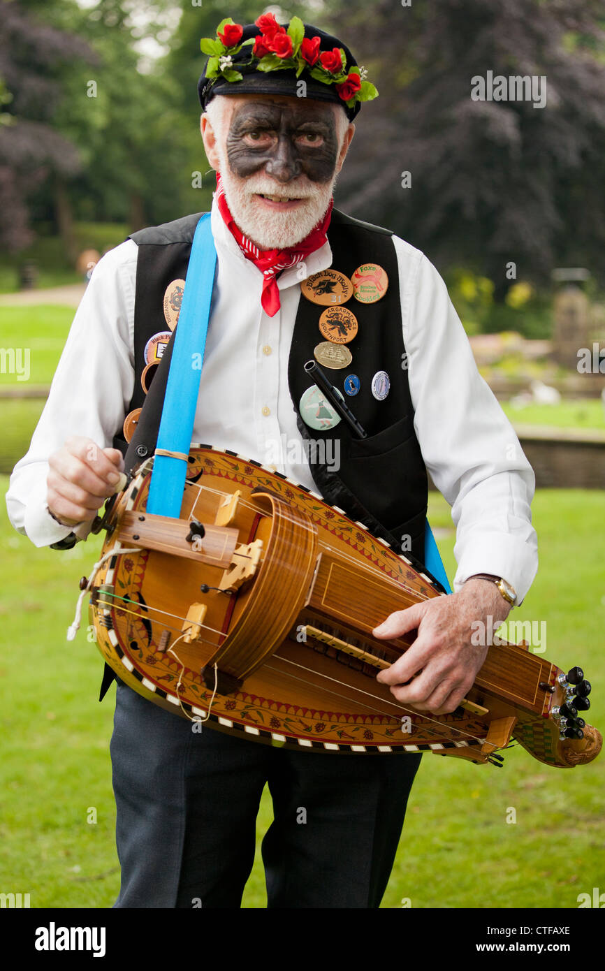 Les chiens noirs Molly Danseur, 'hurdy gurdy player', à l'Établissement Buxton Jour de la danse, Pavilion Gardens, Buxton, Derbyshire, Angleterre, RU Banque D'Images