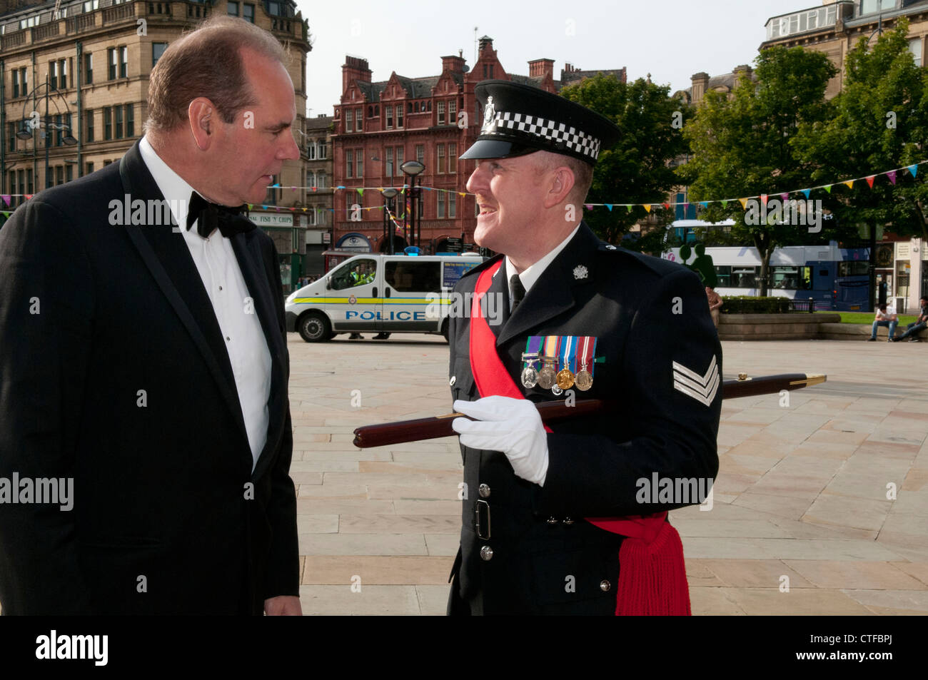 La police du West Yorkshire, directeur de la police Sir Norman Bettison parle de sergent de cérémonie Banque D'Images