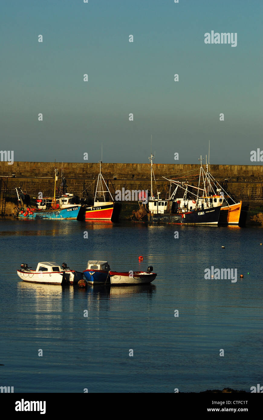 Bateaux au port de pêche de Mevagissey Cornwall UK Banque D'Images