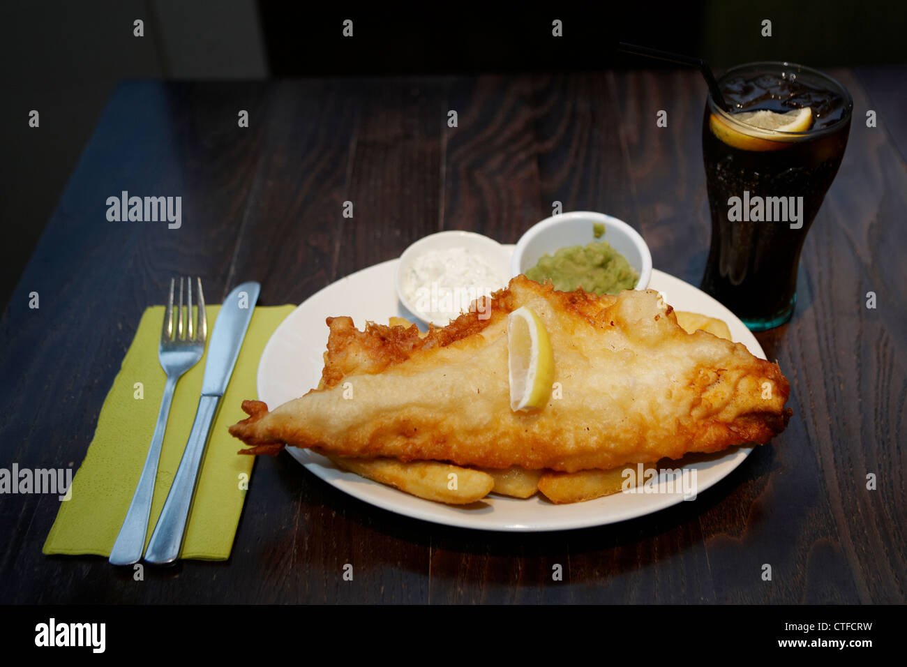 Fish and Chips servis sur une plaque dans un pub Banque D'Images