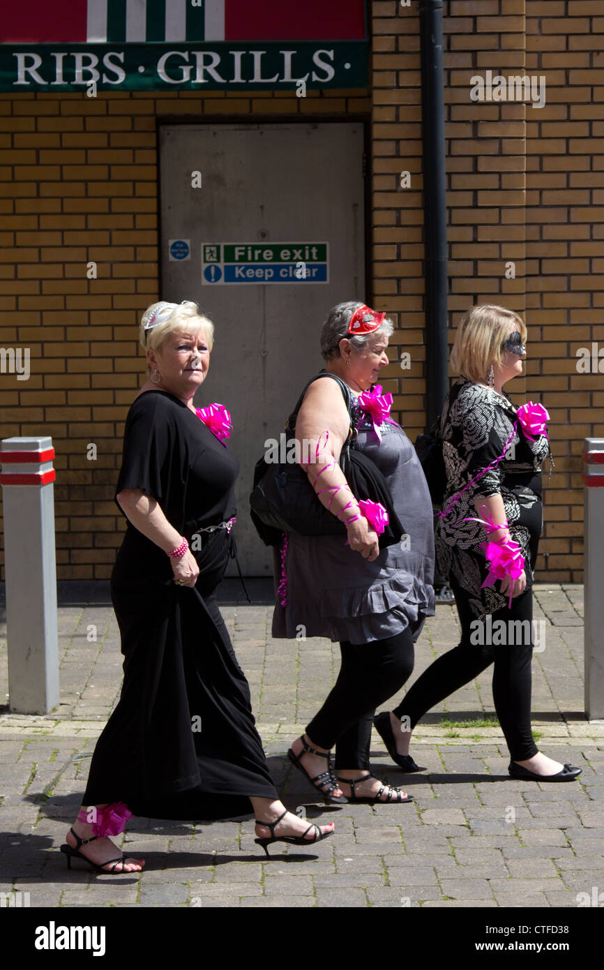 Trois femmes matures sur une poule nuit en direction de la rue du vent, le centre-ville de Swansea Banque D'Images