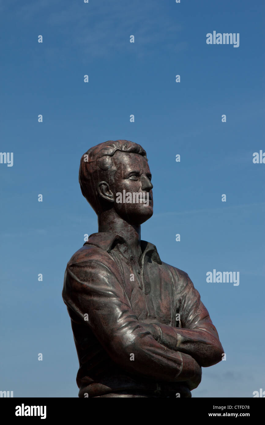 Statue en bronze par d'Ivor Allchurch par Michael Field, au Liberty Stadium, Swansea, Abertawe Banque D'Images