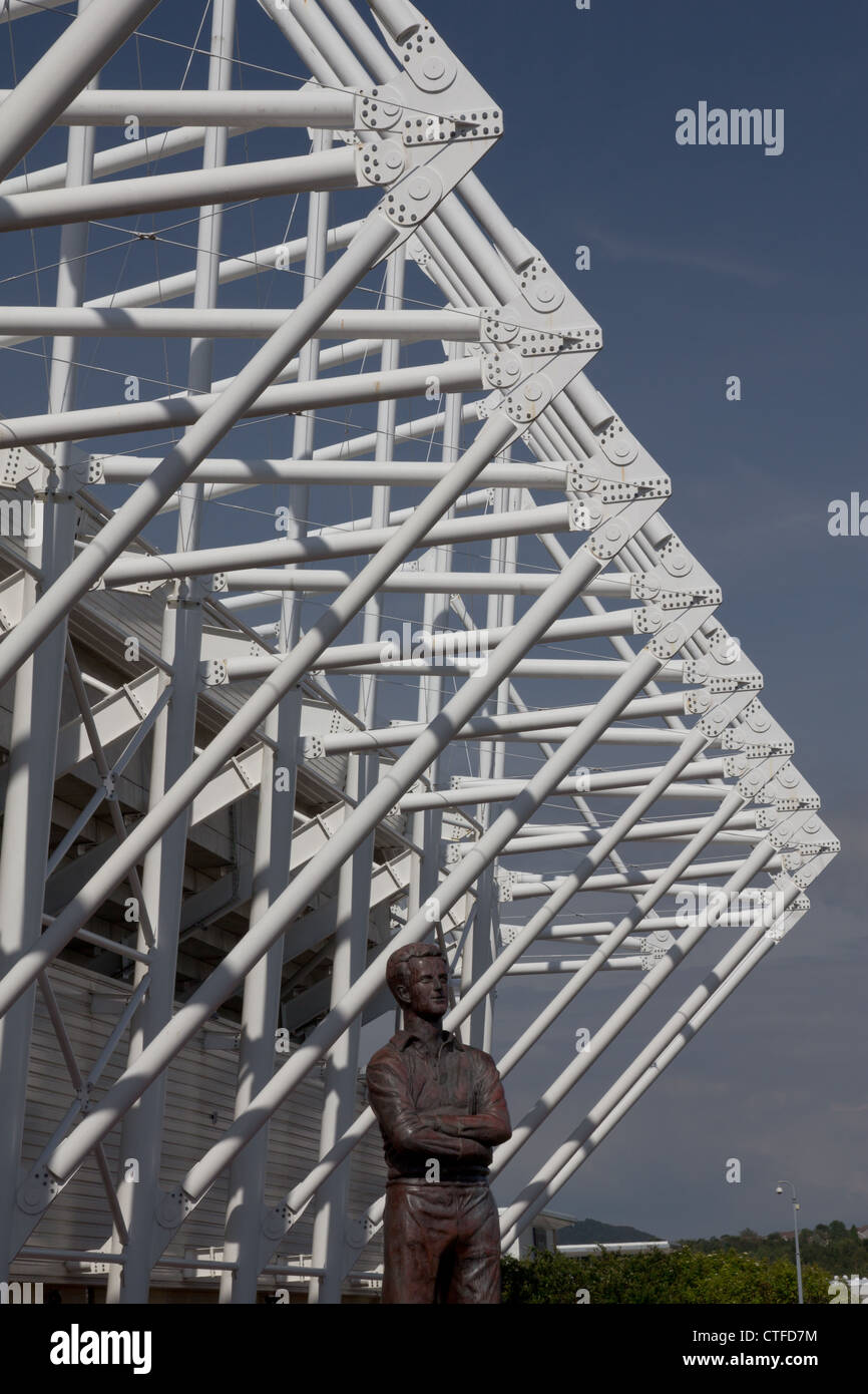La structure en acier soutenant le stade Liberty à Swansea, avec une statue de la cygnes 'Golden Boy' Ivor Allchurch en dessous. Banque D'Images