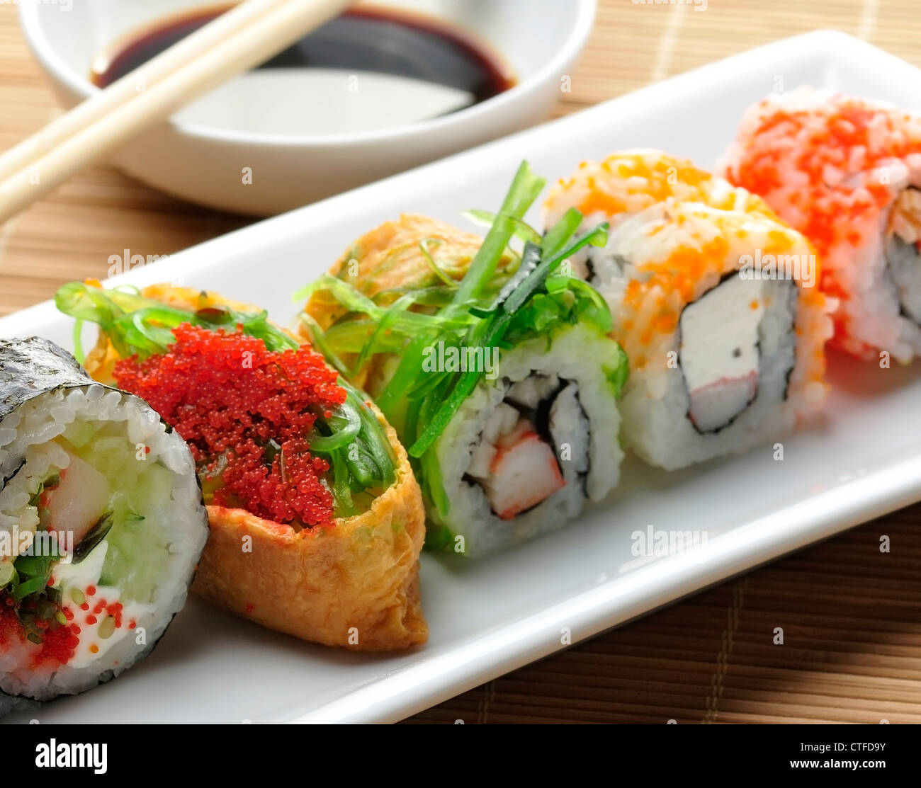Assortiment de Sushi sur plat blanc, Close up Banque D'Images