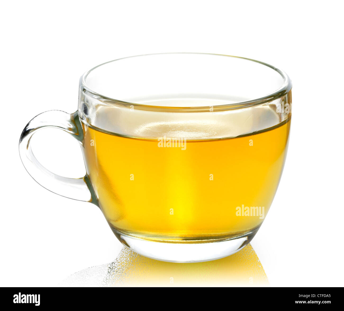 Tasse en verre de thé vert sur fond blanc Banque D'Images