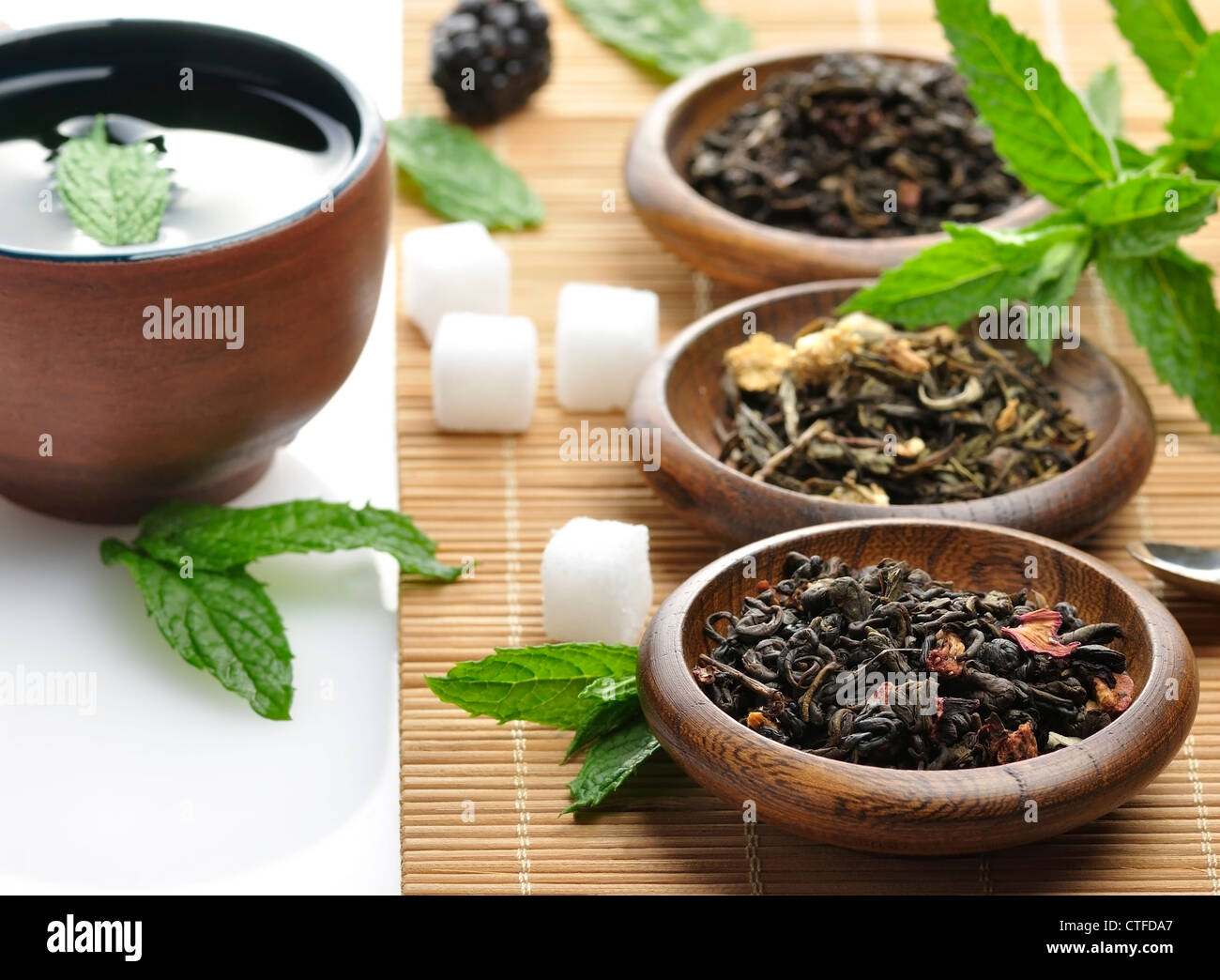 Variété de thé biologique et une tasse de thé Banque D'Images