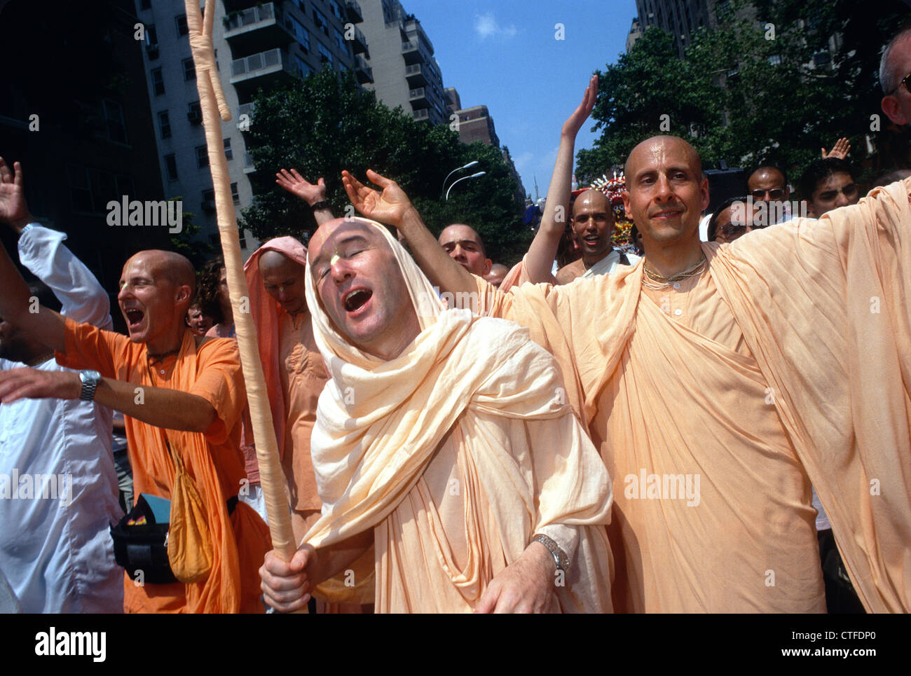 New York, NY - dévots Hare Krishna en mars la Cinquième Avenue pour la fête de l'Charriots Banque D'Images