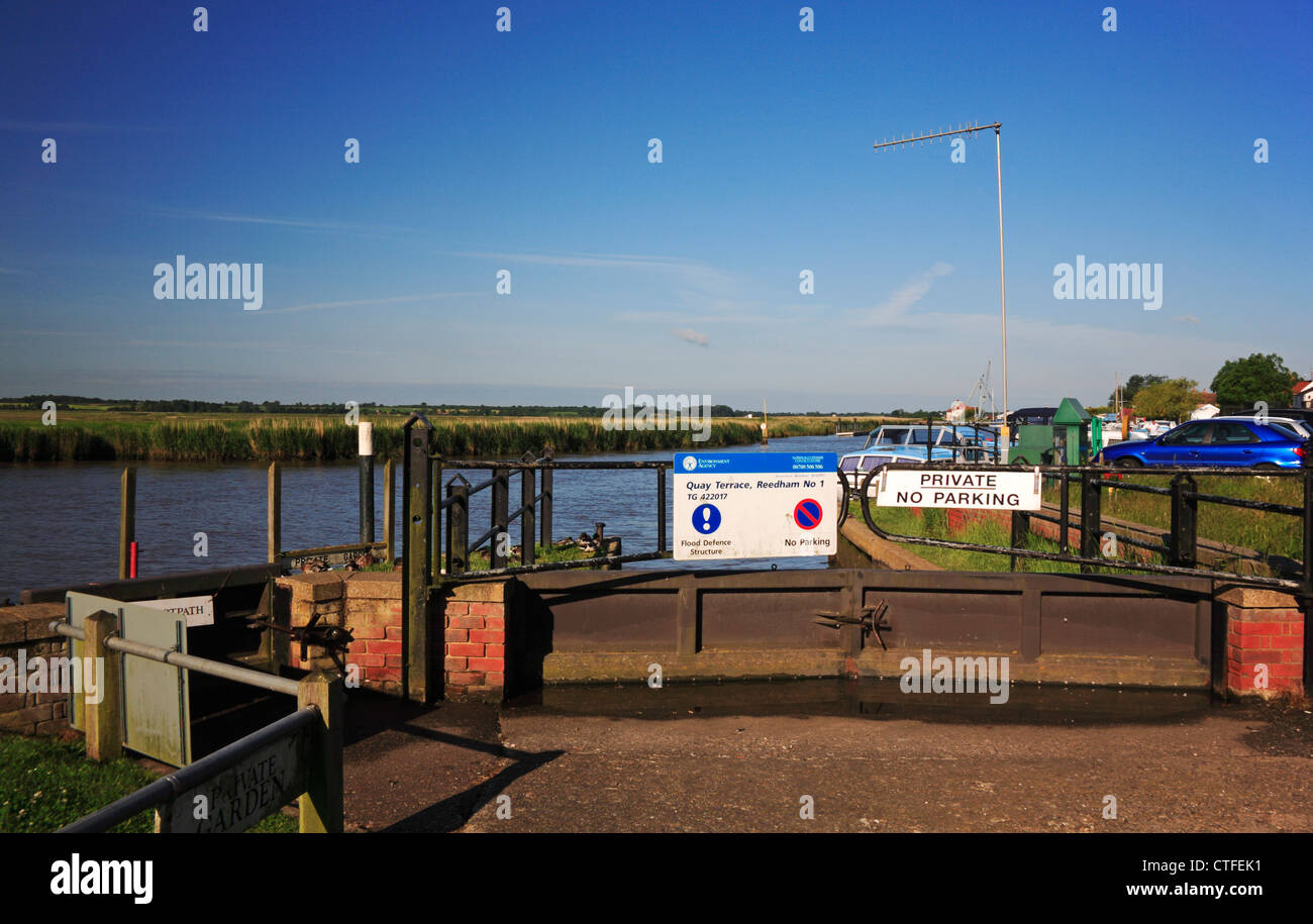 Un exemple d'une barrière de protection contre les inondations sur le quai de la rivière Yare à Reedham, Norfolk, Angleterre, Royaume-Uni. Banque D'Images