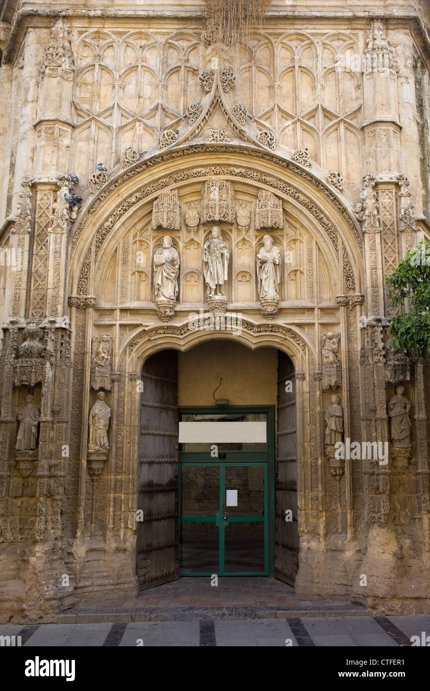 Façade d'Archway en style gothique Isabelline de 1512 de l'hôpital de San Sebastian à Cordoba, Espagne. Banque D'Images