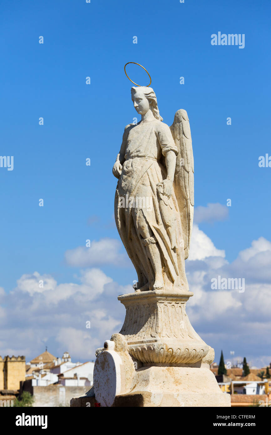 Statue de l'Archange Raphaël à partir de 1651 par Bernabe Gomez del Rio sur le pont romain de Cordoue, Espagne. Banque D'Images