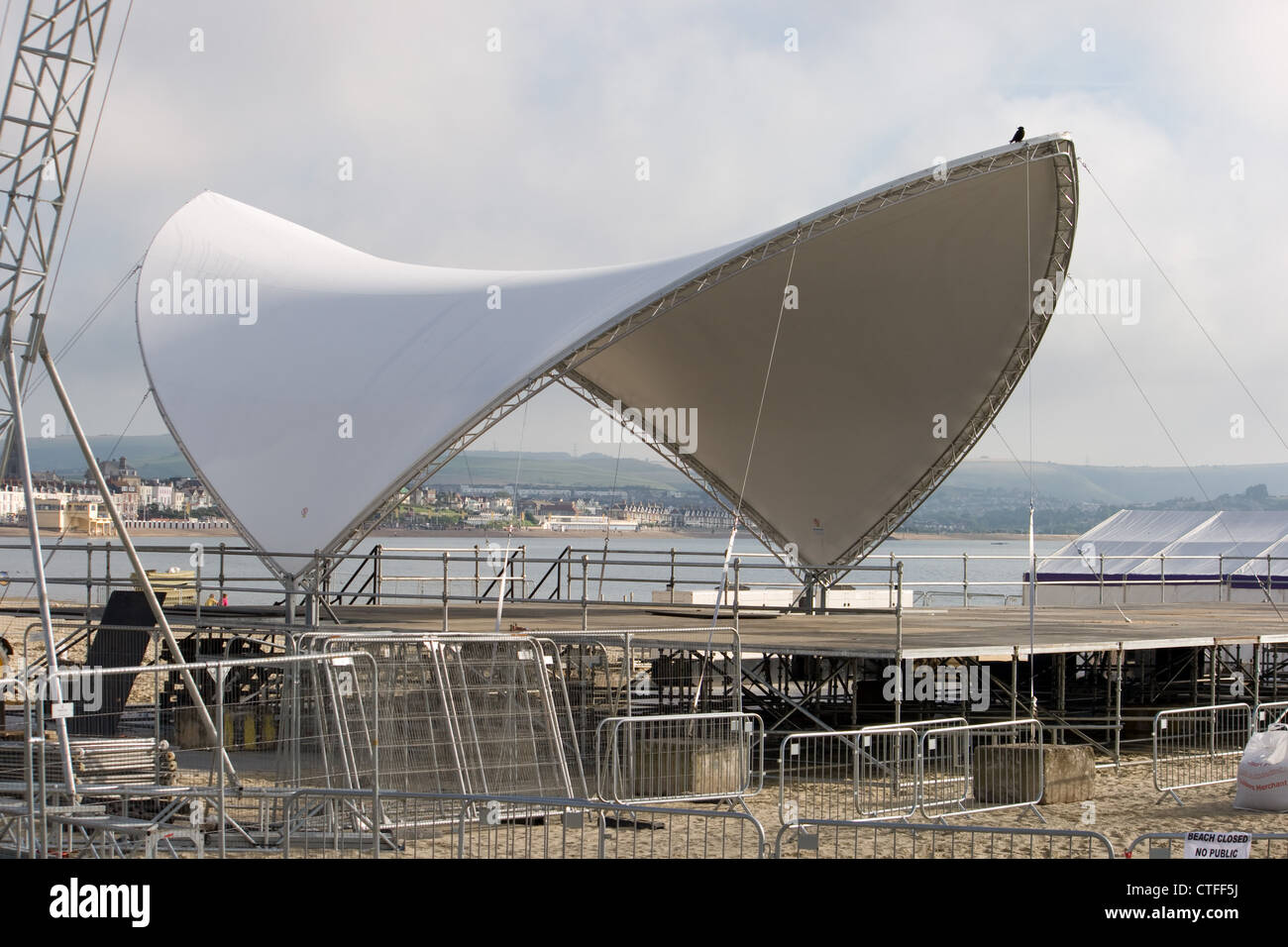 Étape étant construit sur la plage de Weymouth Weymouth pour le site en production dans le cadre des célébrations olympiques de 2012 à Londres. Banque D'Images