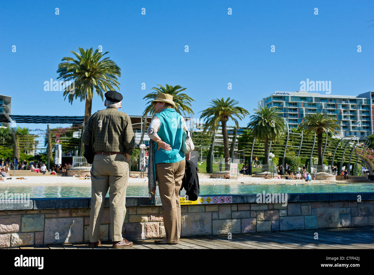 Deux personnes donnant sur la plage de rues sur South Bank à Brisbane dans le Queensland en Australie Banque D'Images