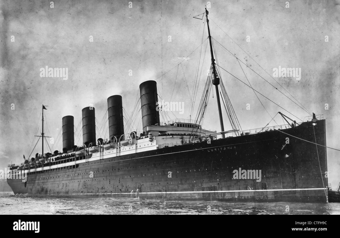 R.M.S. Lusitania entrée en port, peut-être dans la ville de New York, entre 1907 et 1915 Banque D'Images