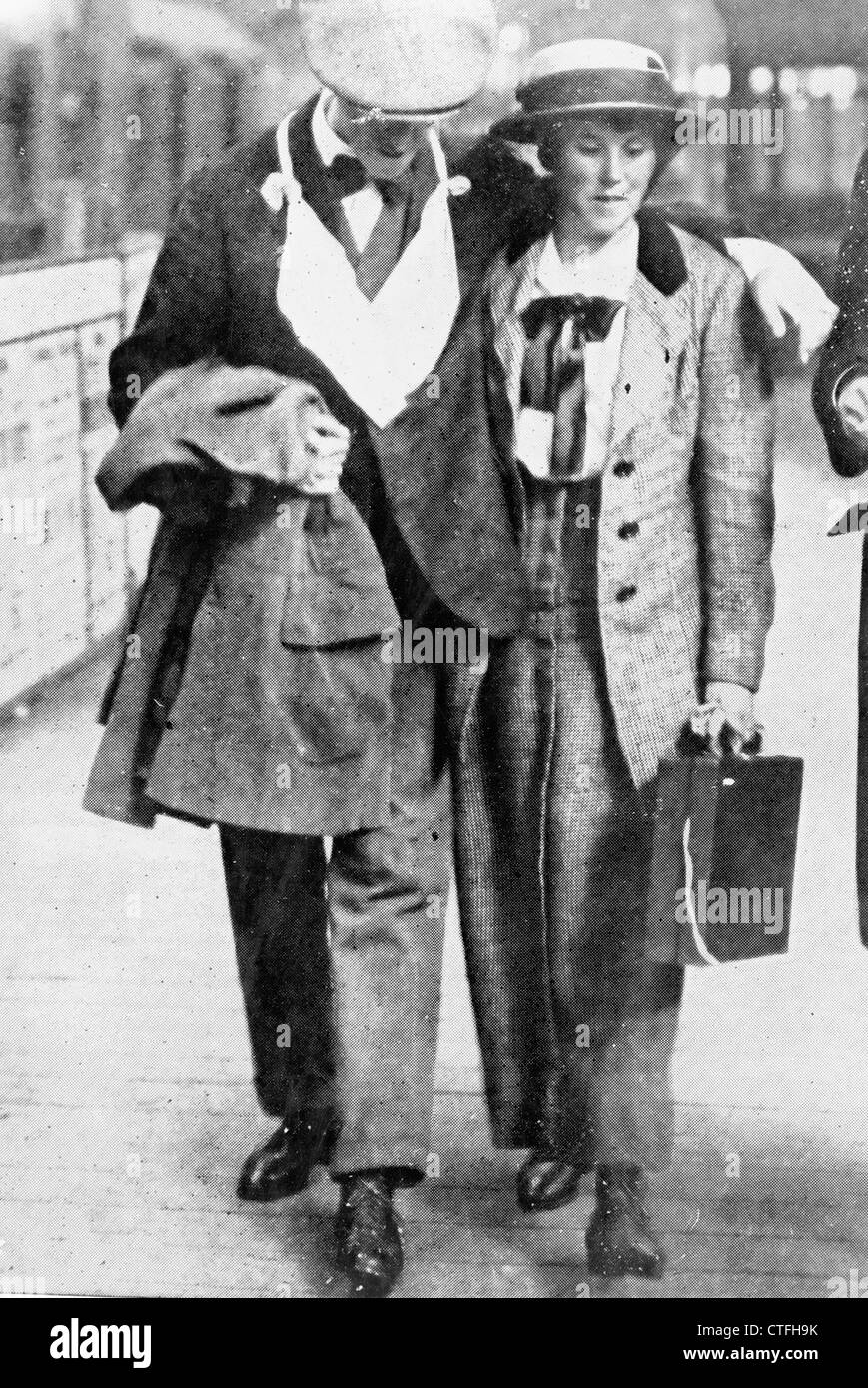 Survivant Lusitania avec main blessée, 25 mai 1915, l'homme avec élingue autour de son cou, la marche, le bras autour de la femme. Banque D'Images