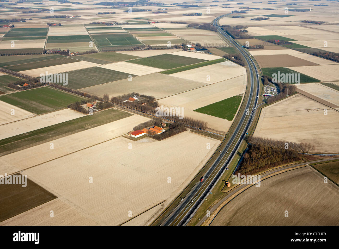 Les Pays-Bas, Nagele, de fermes et de terres agricoles de Flevopolder. L'autoroute A6. Vue aérienne. Banque D'Images
