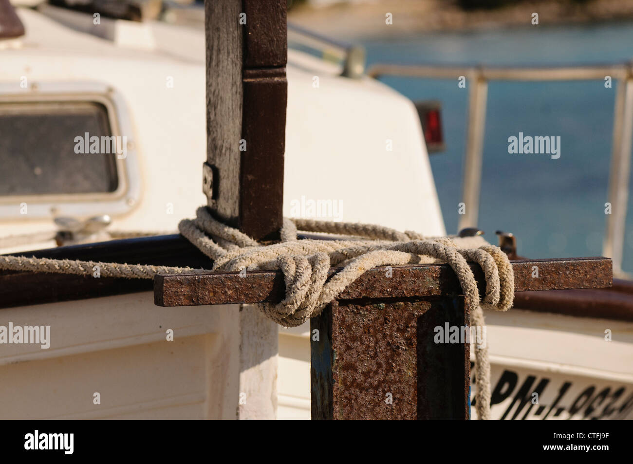 Attacher la corde de petit bateau à old rusty trailer Banque D'Images