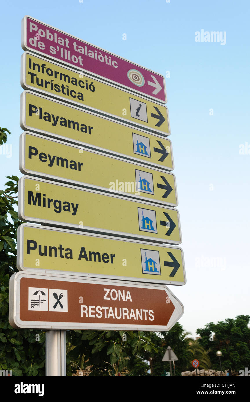 Panneaux de direction d'attractions touristiques et restaurants, S'Illot, Mallorca/Majorca Banque D'Images