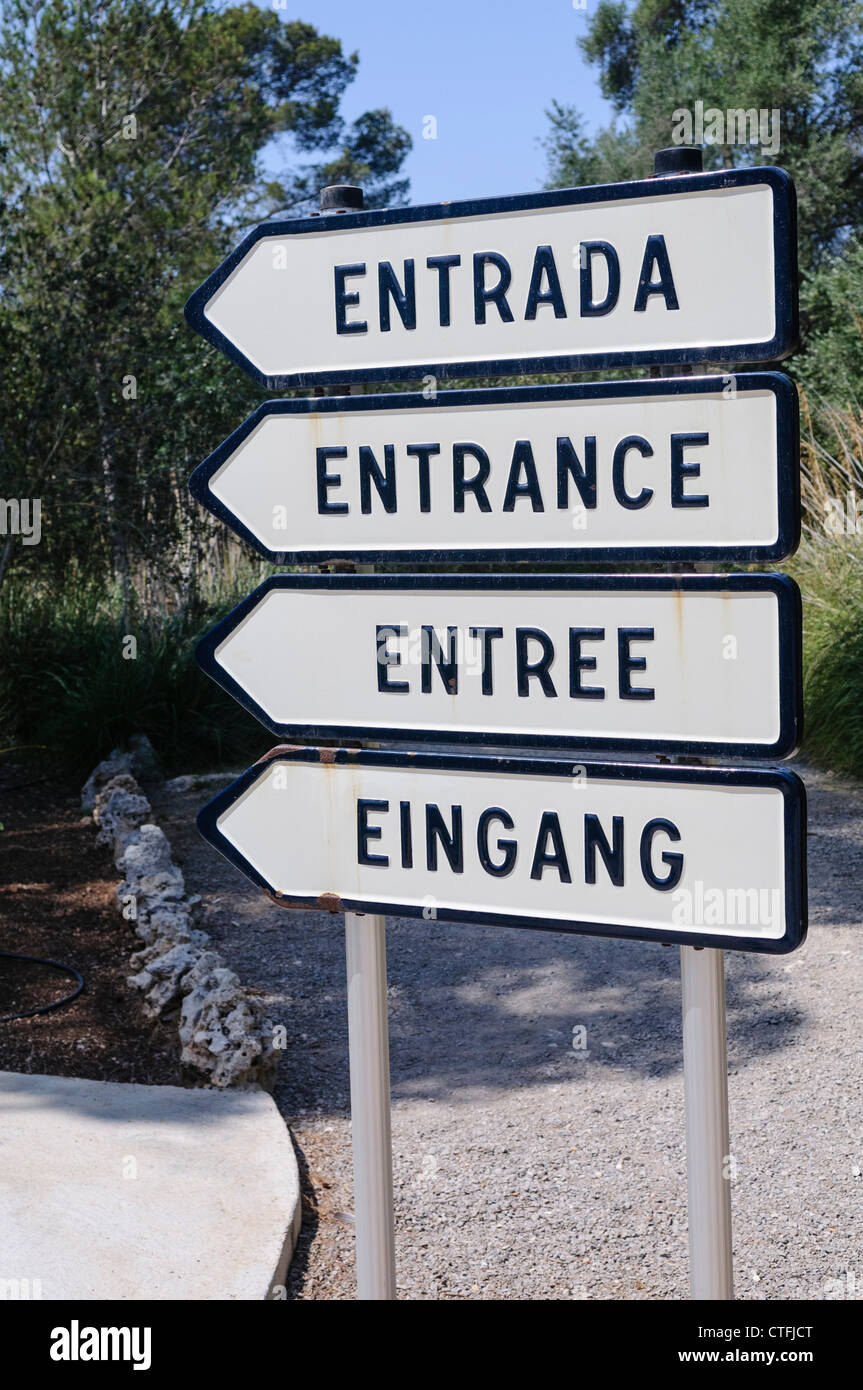 Panneau d'entrée multilingue : entrada, entrée, plat, eingang Banque D'Images