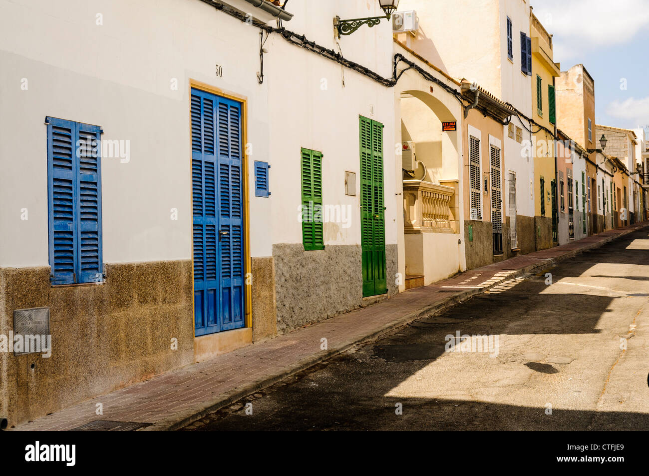 Espagnol vide rue avec maisons aux volets windows en Portocolom, Mallorca/Majorca Banque D'Images