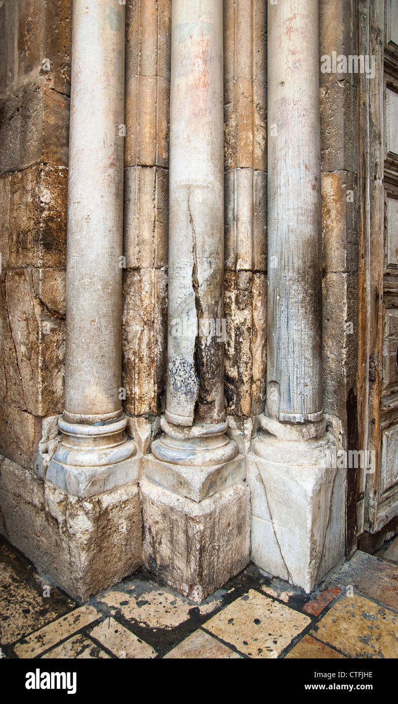 Colonnes à une entrée dans l'église de la résurrection à Jérusalem, Israël Banque D'Images