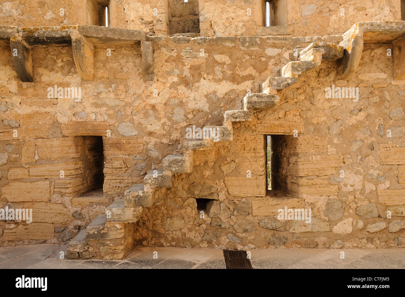 Escalier en pierre menant à des murs et remparts au Château Capdepera, Mallorca/Majorca Banque D'Images