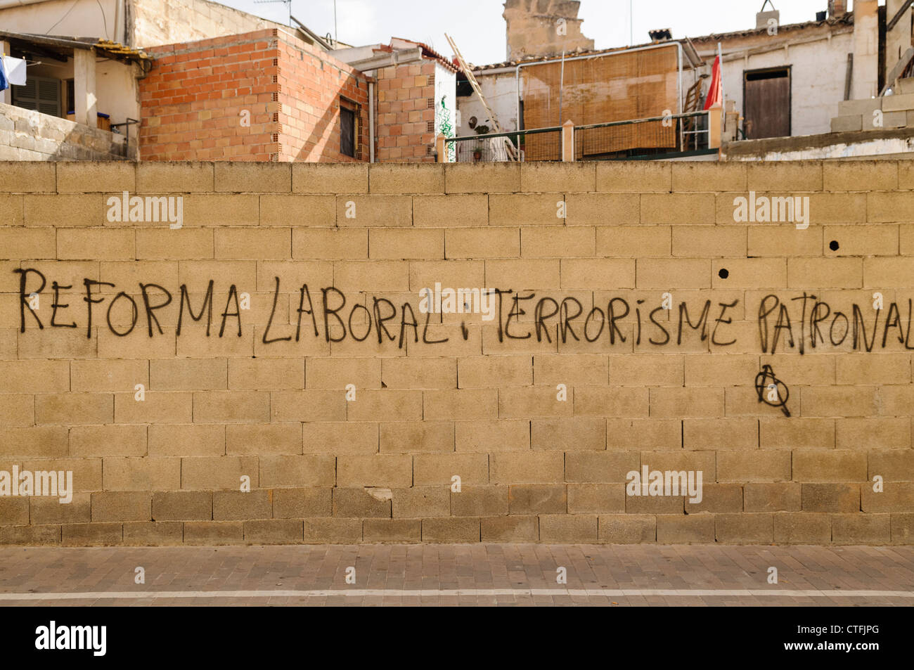 Graffiti sur un mur catalan à Manacor 'Reforma Laboral  = Terrorisme Patronal' Banque D'Images