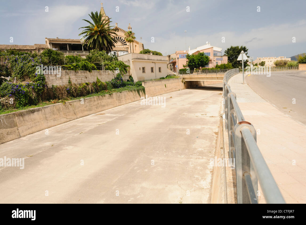 L'eau des crues de défense dans un village espagnol Banque D'Images