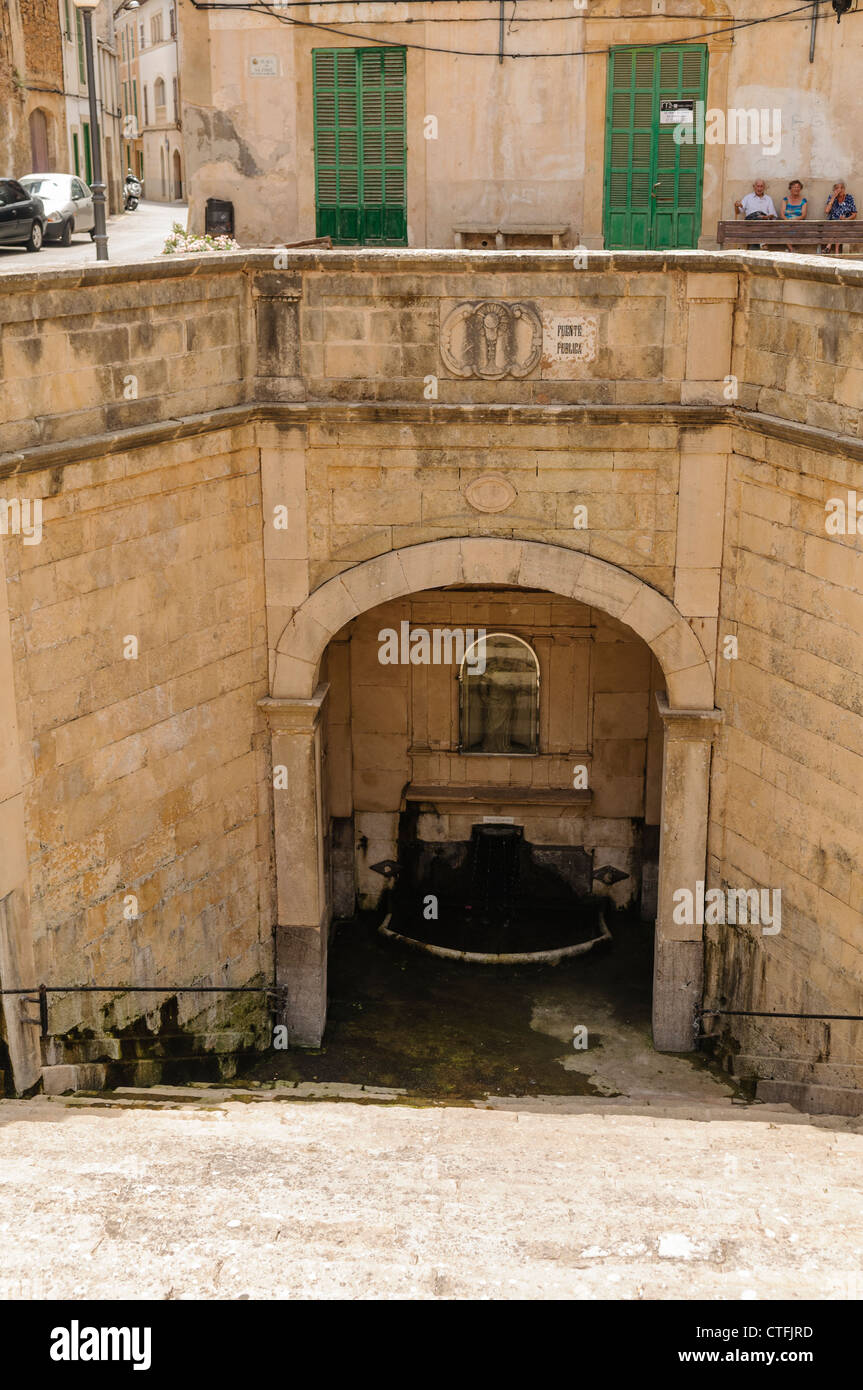 La Sainte font en face de l'Église dans le centre de Felanitx, Mallorca/Majorca Banque D'Images