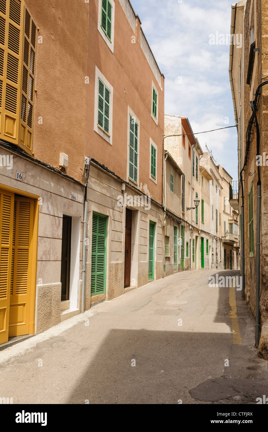 Volets fermés dans une rue vide, Felanitx, Mallorca/Majorca Banque D'Images
