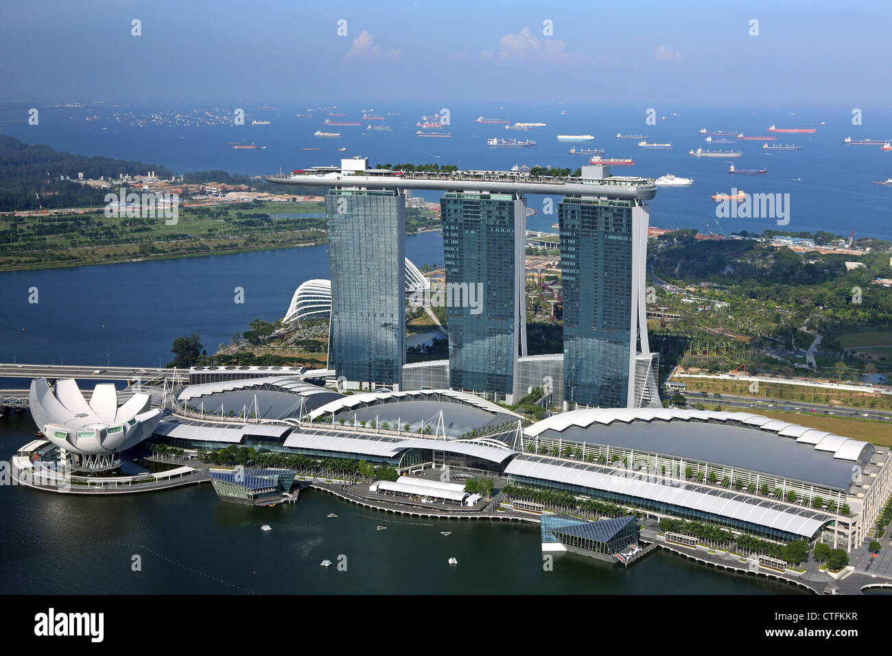 Vue sur la Marina Bay Sands Hotel Skypark et magasins. Derrière se trouvent les navires ancrés dans le détroit de Singapour. Banque D'Images