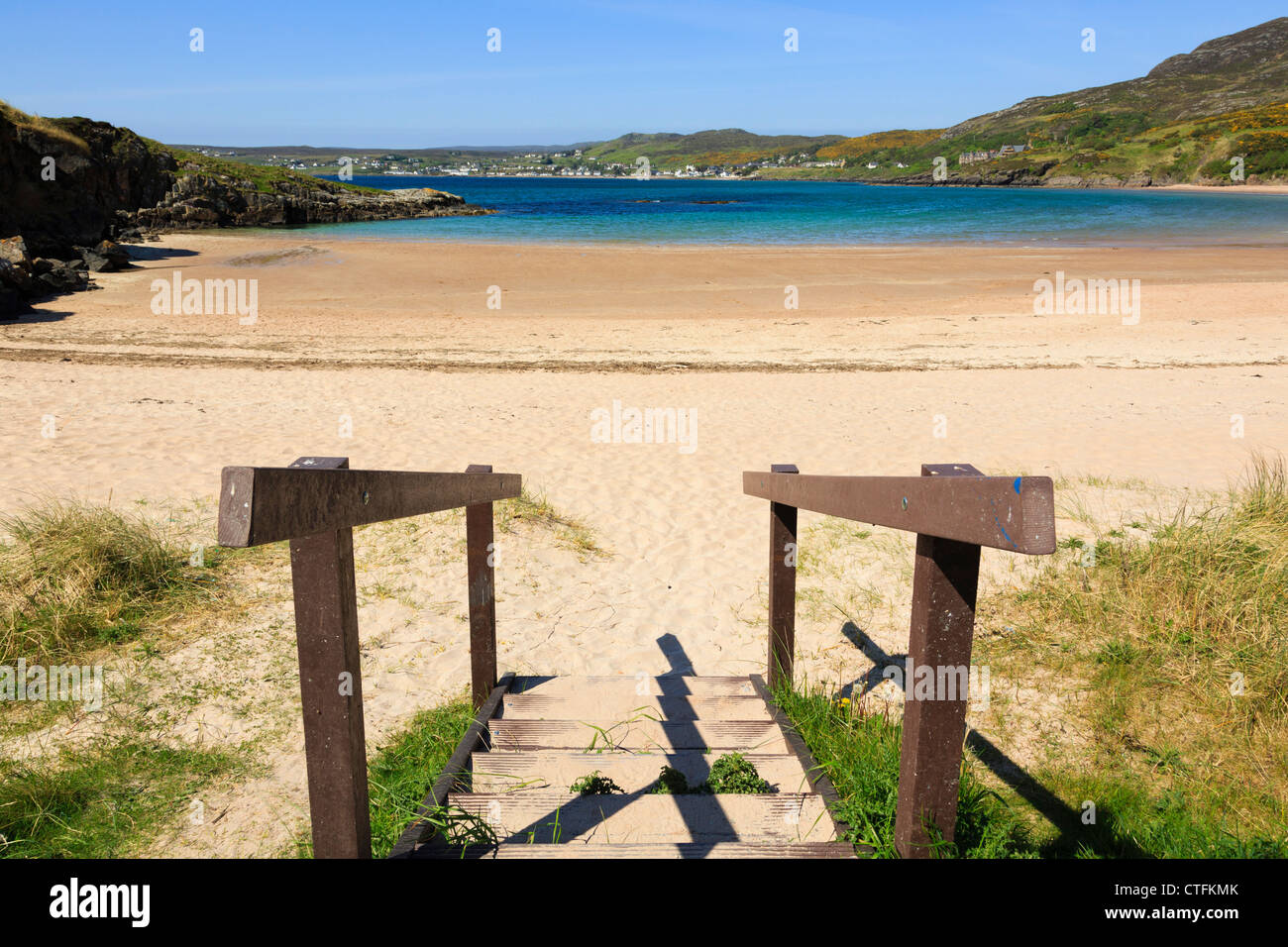 Étapes vers le bas pour belle grand calme sur le Loch Gairloch Sands Beach sur la côte nord-ouest du parc. Gairloch Highland Wester Ross Scotland UK Banque D'Images