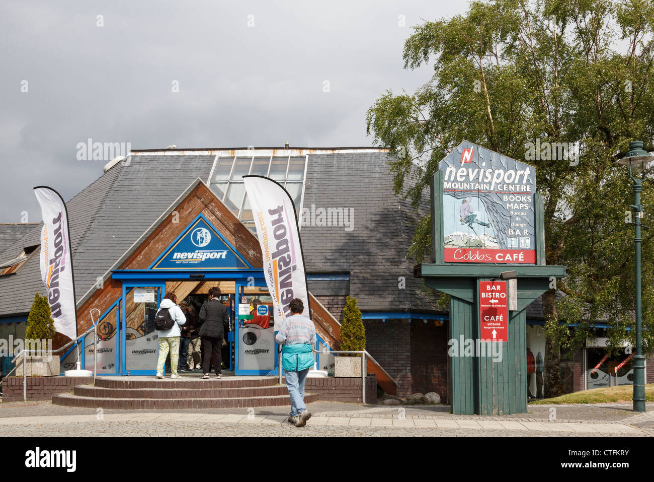 Nevisport Mountain Centre boutique d'équipement de plein air et Cobbs cafe à Fort William, Inverness-shire, Highland, Scotland, UK, Grande-Bretagne Banque D'Images