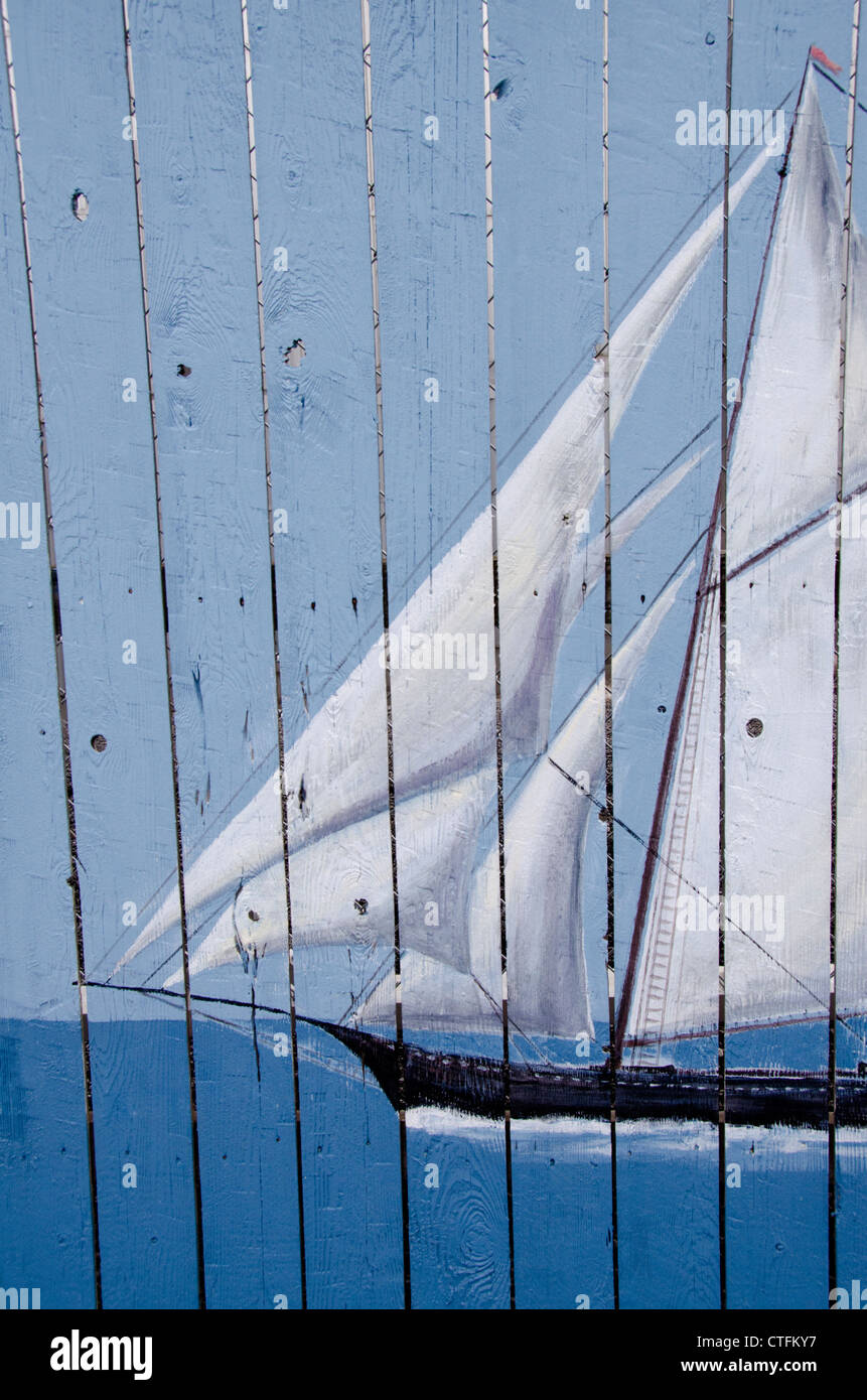 New York, d'Oswego. H. Lee White Marine Museum, peint clôture avec bateau. Banque D'Images