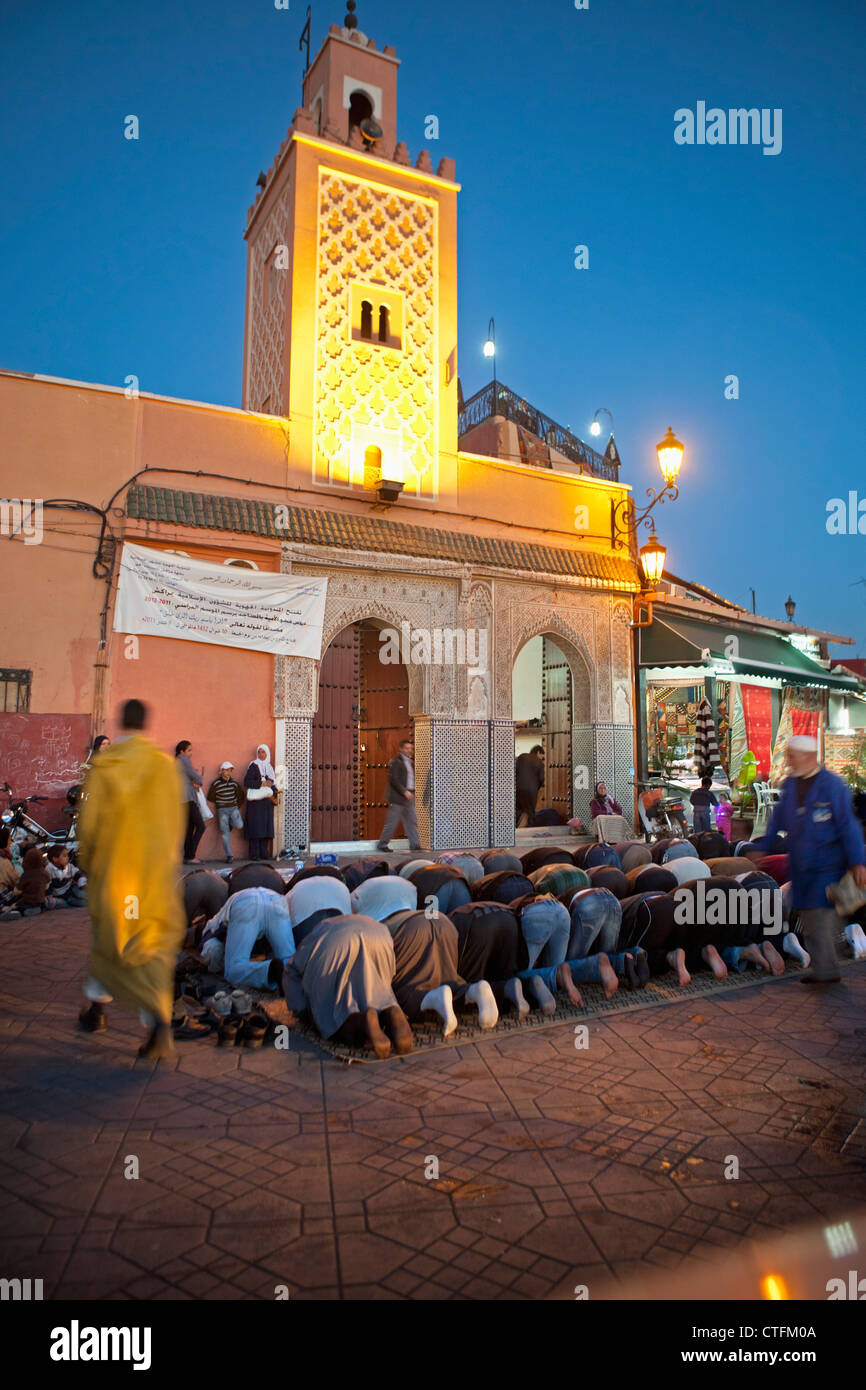 Maroc, Marrakech Place Jemaa El Fna. La prière du vendredi à la mosquée. Le crépuscule. Banque D'Images